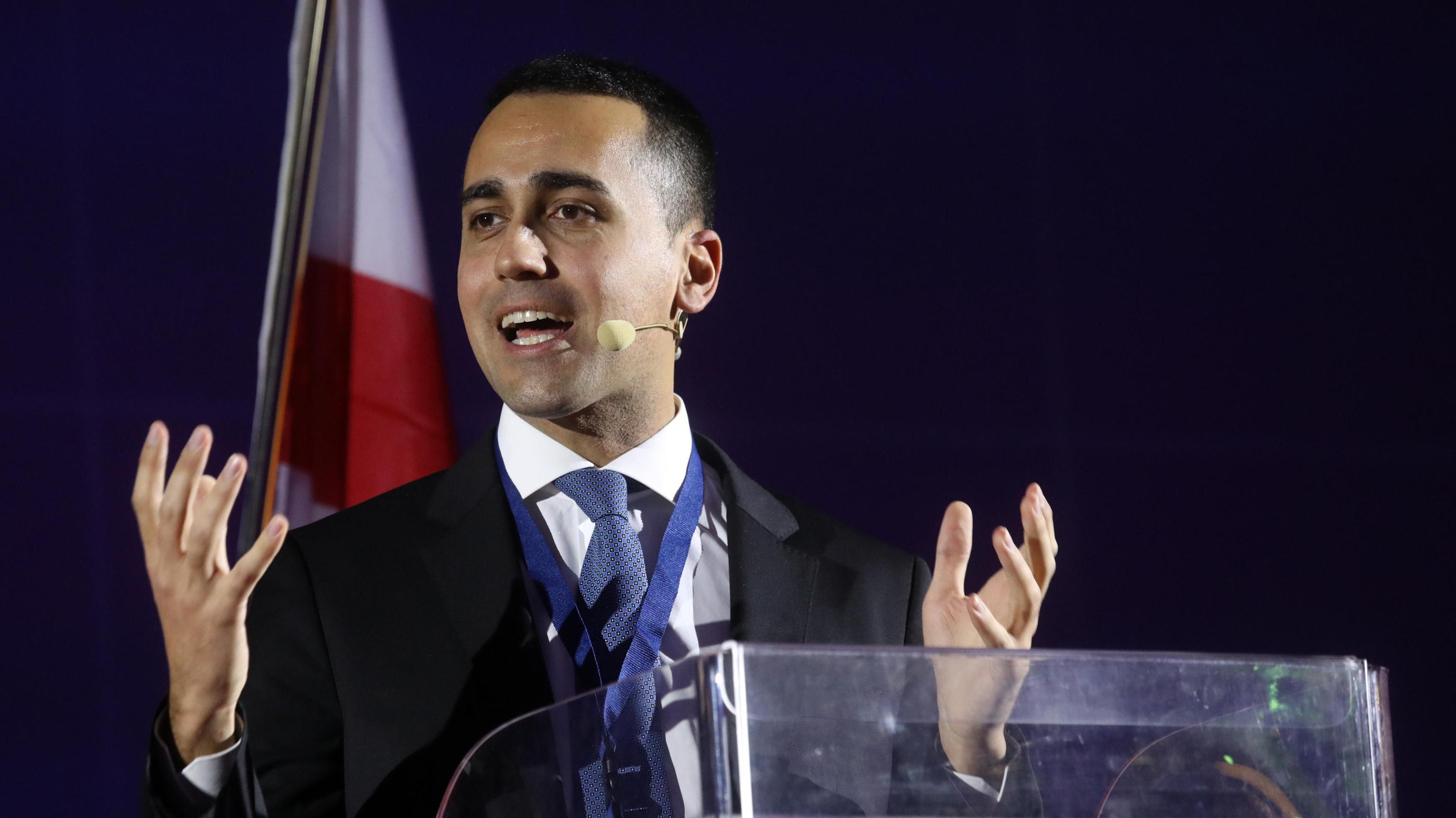 Berlusconi e l'"operazione scoiattolo", Di Maio promette scoop