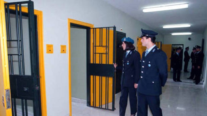 Estorsioni per favorire Casalesi, arresti