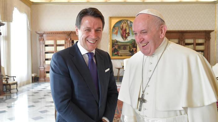 Conte dal Papa, un inedito il premier 'privato' in Vaticano