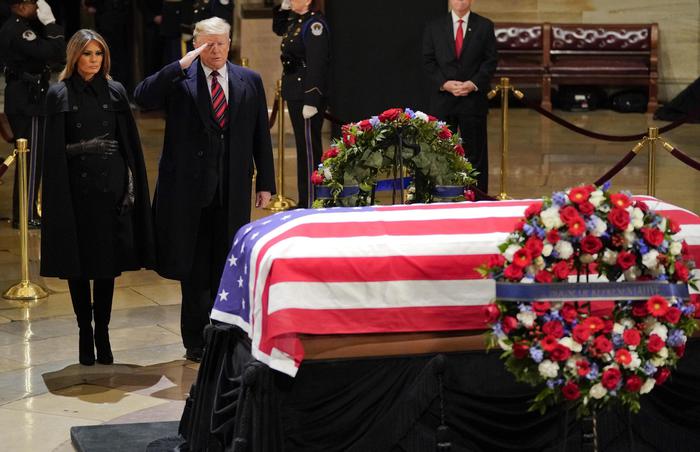 Trump rende omaggio all' ex presidente Bush