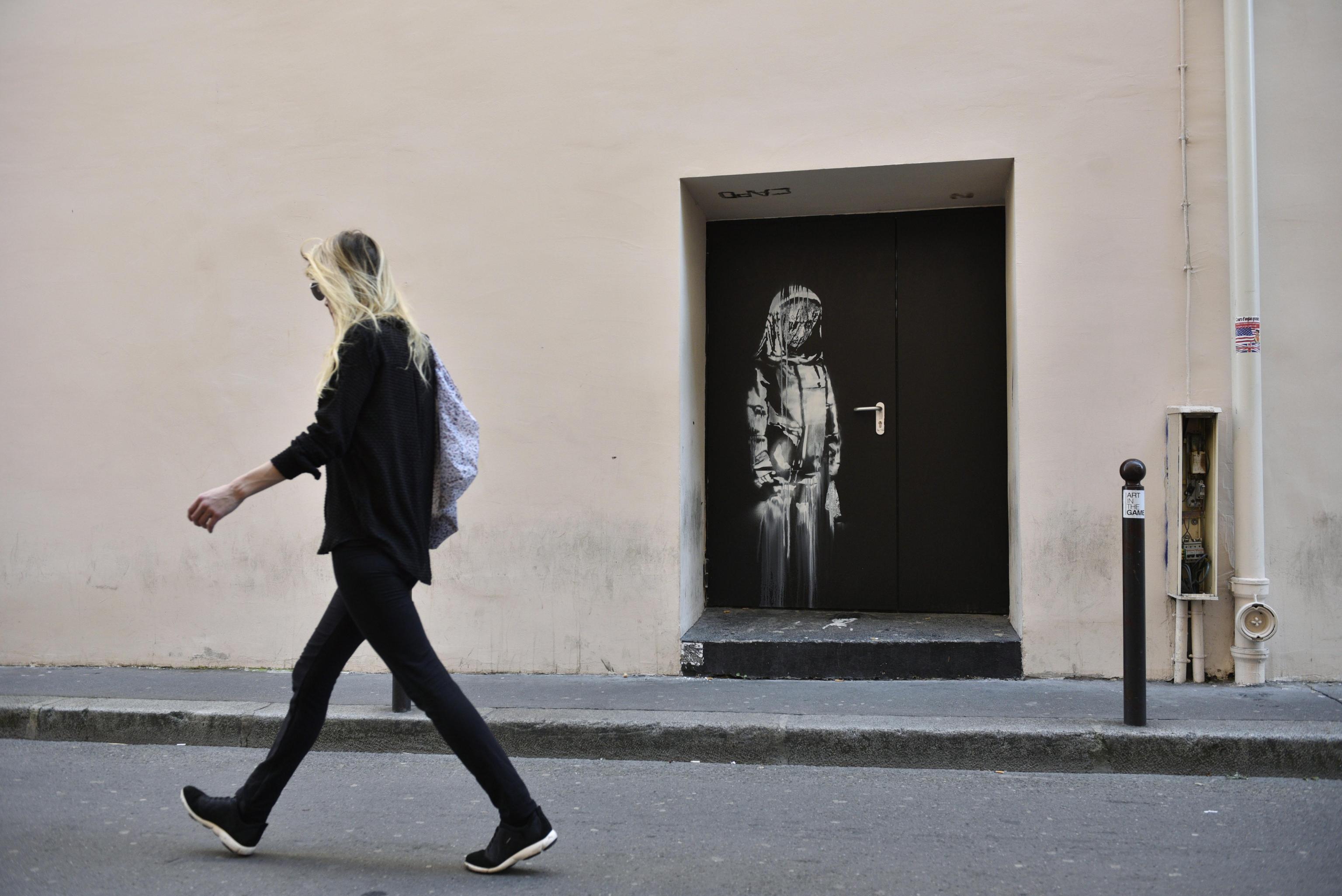Rubato il murale di Banksy al Bataclan