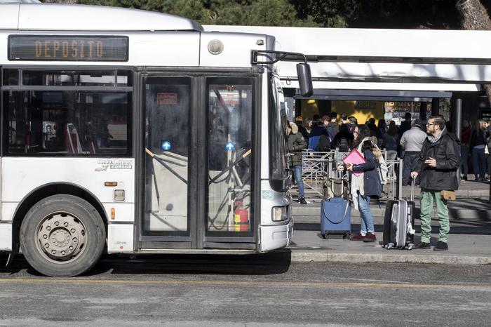 Raggi: 'Atac resta pubblica, salvi 11 mila posti di lavoro'