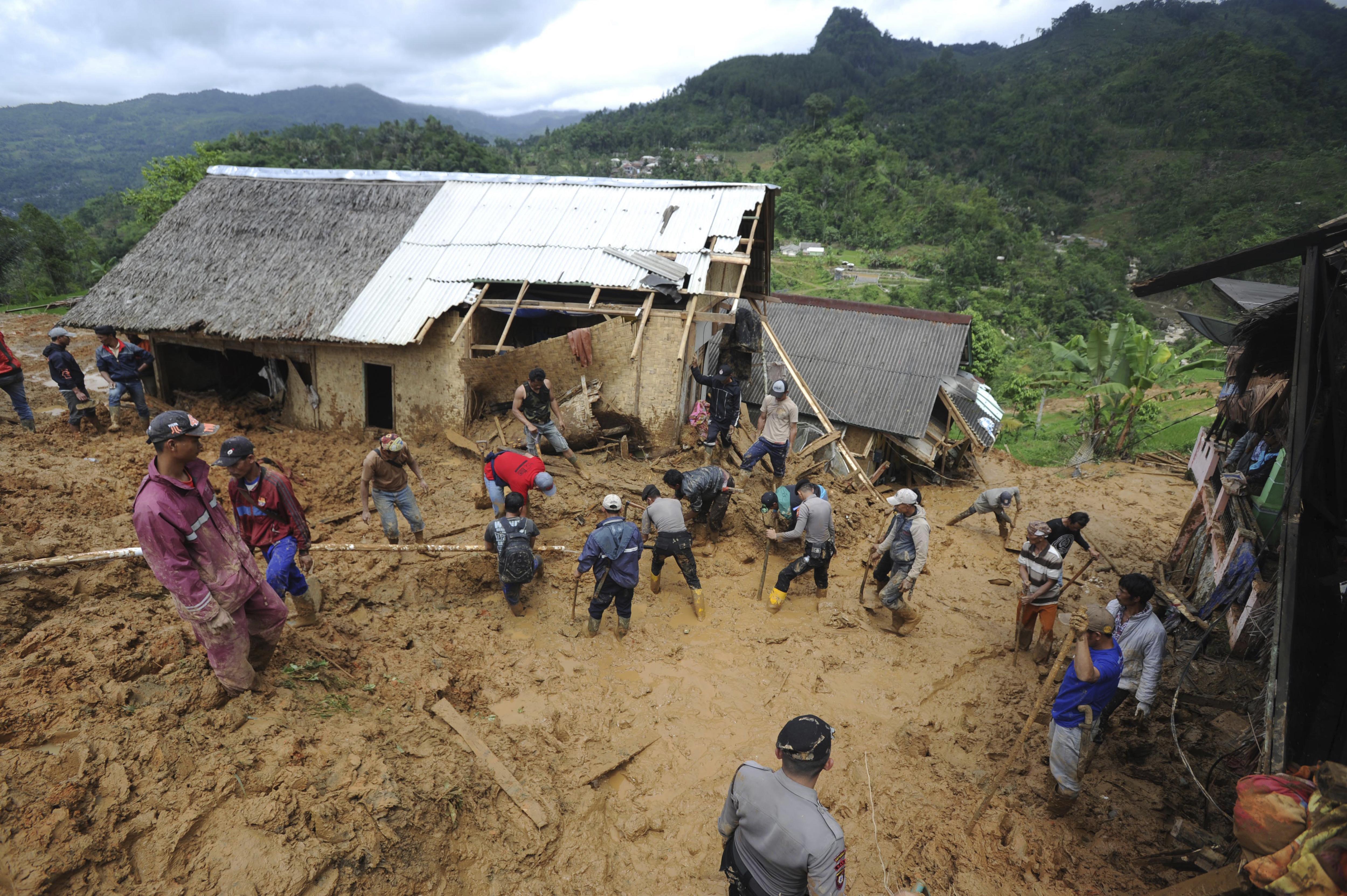 Frana a ovest dell'Indonesia, 6 morti