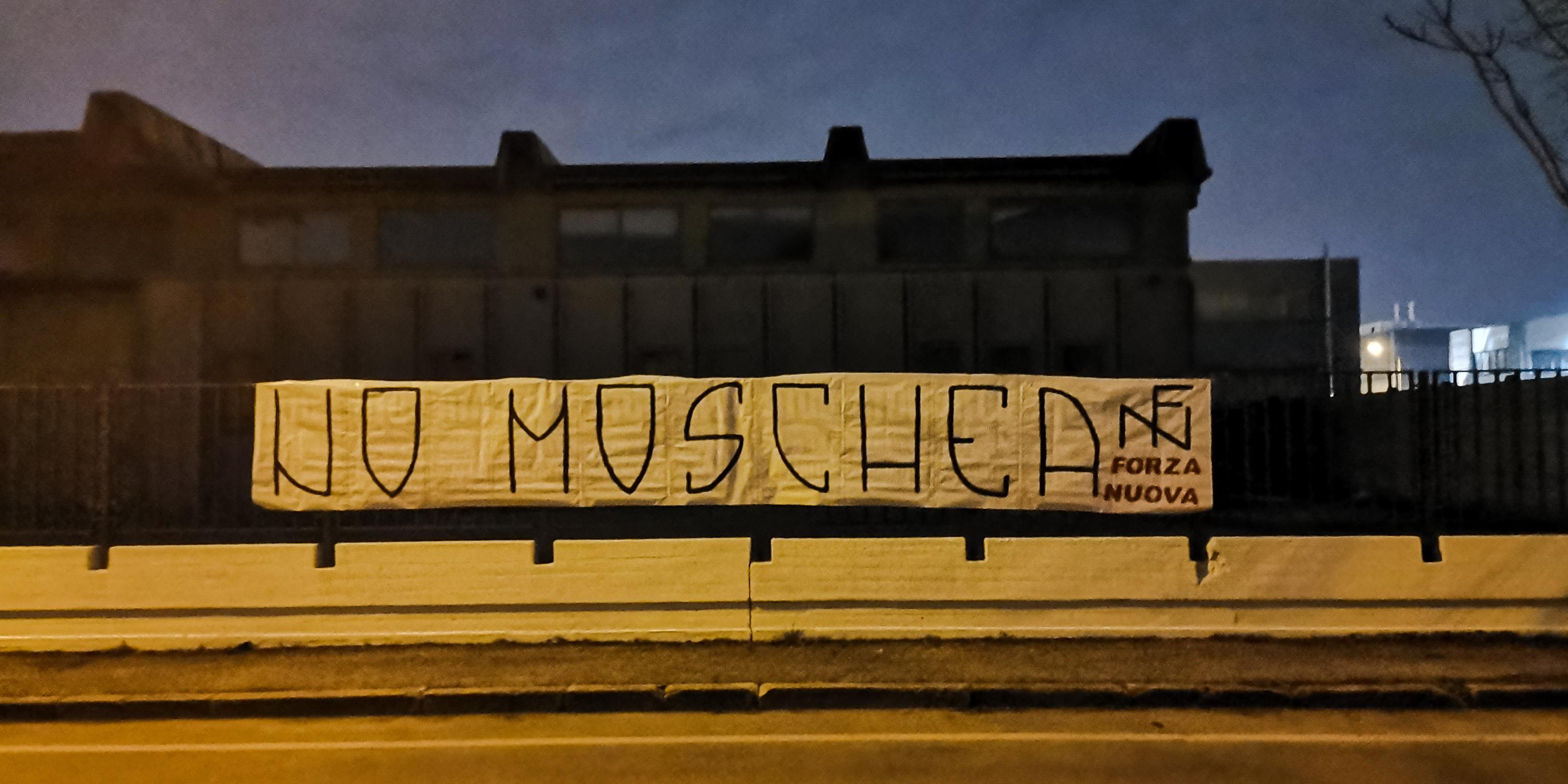 Striscione Fn contro moschea a Marghera