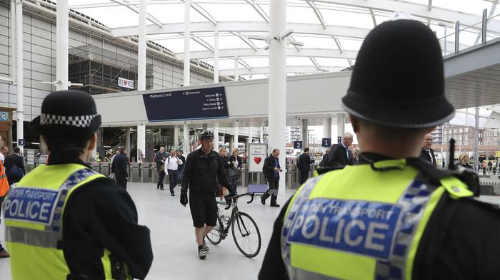 Manchester, tre accoltellati in stazione
