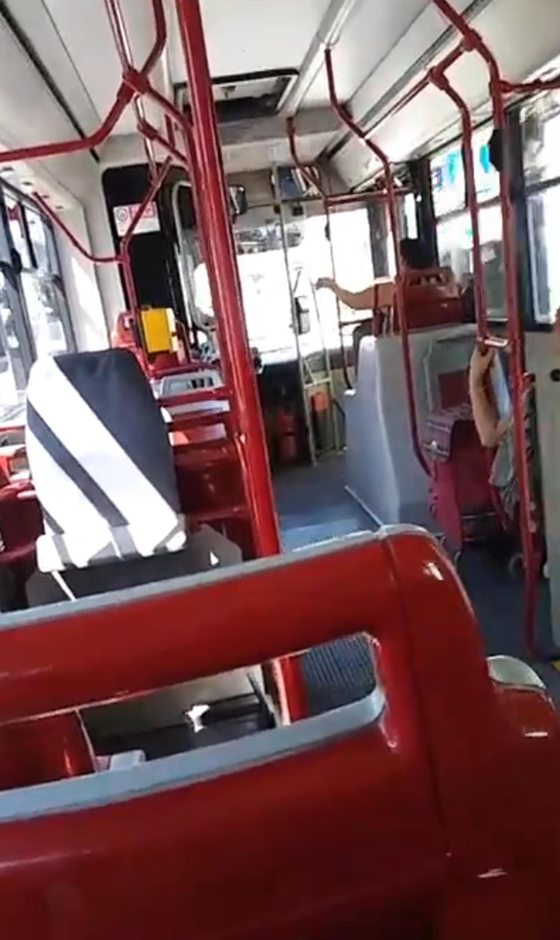 Razzismo, autista bus insulta straniera