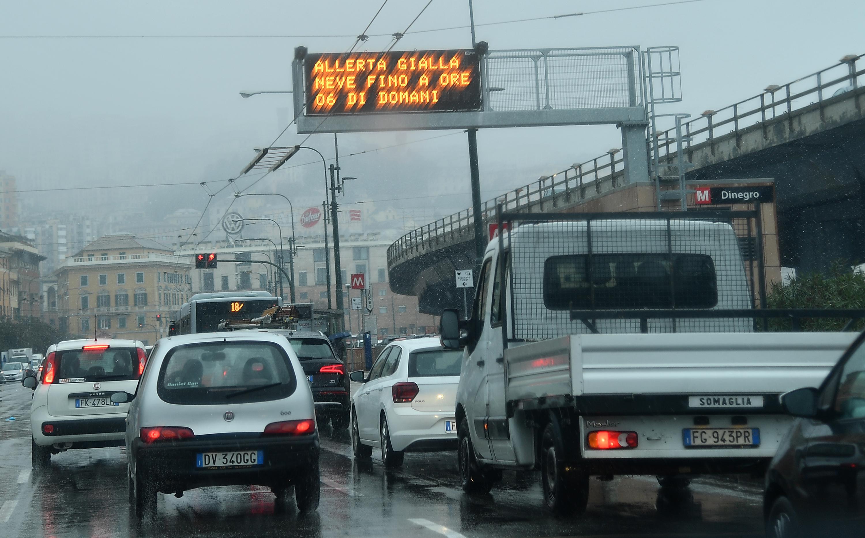 Neve a Genova, code in A10 e bus fermi