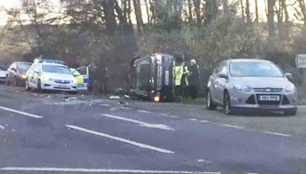 Paura per Filippo, salvo per miracolo in incidente auto