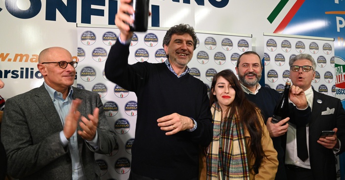 La vittoria va al centrodestra Marsilio: 'Ora la ricostruzione'