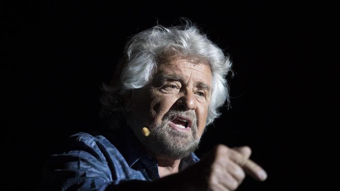 Gruppo no-vax contesta Beppe Grillo a Bologna