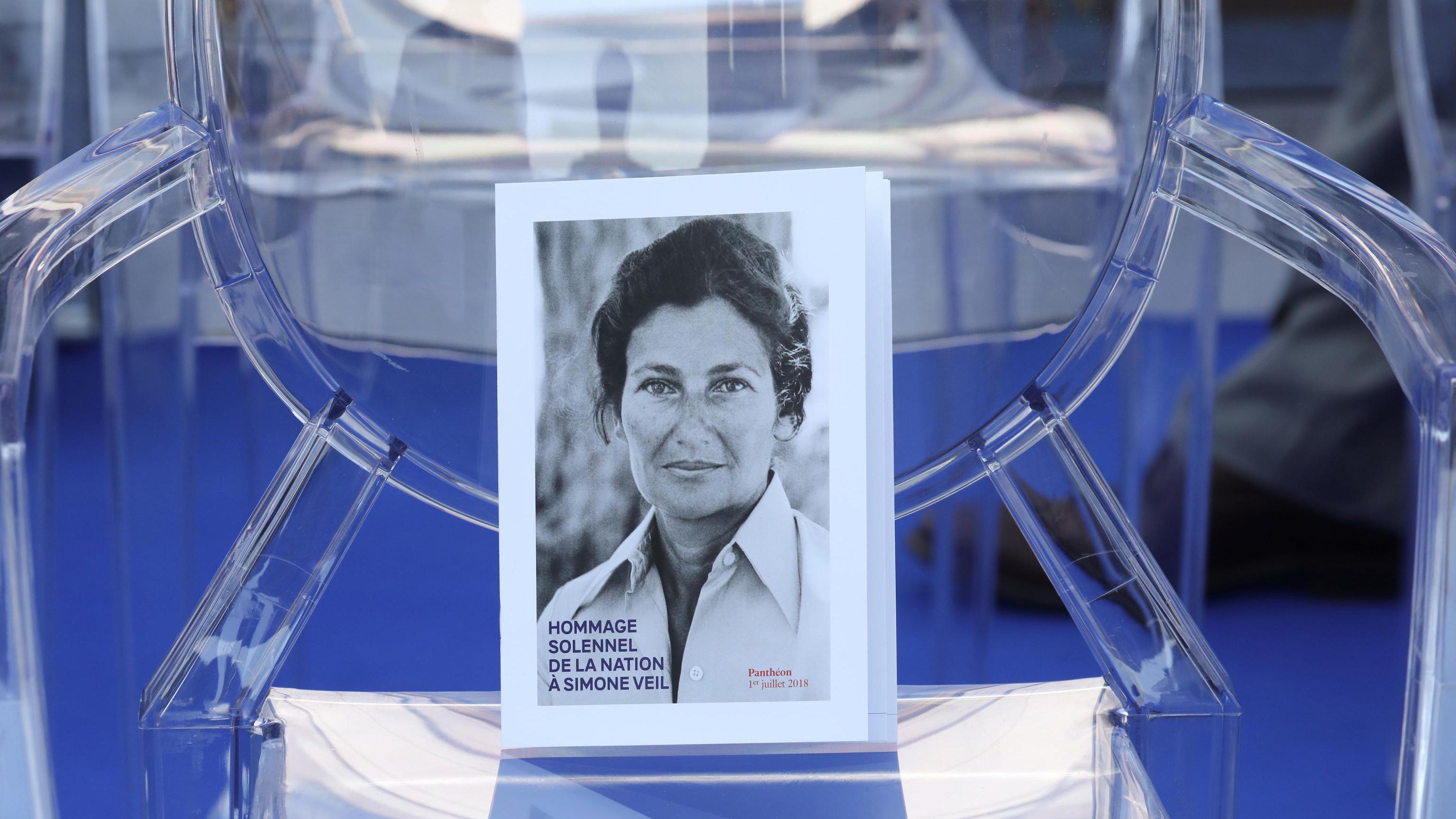 Svastica su volte Simone Veil, denuncia