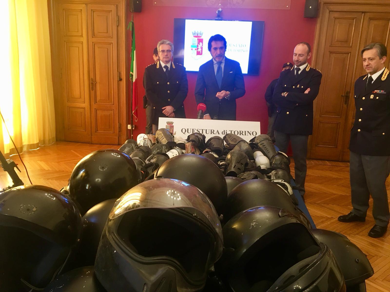 Caschi sequestrati in Asilo sgomberato