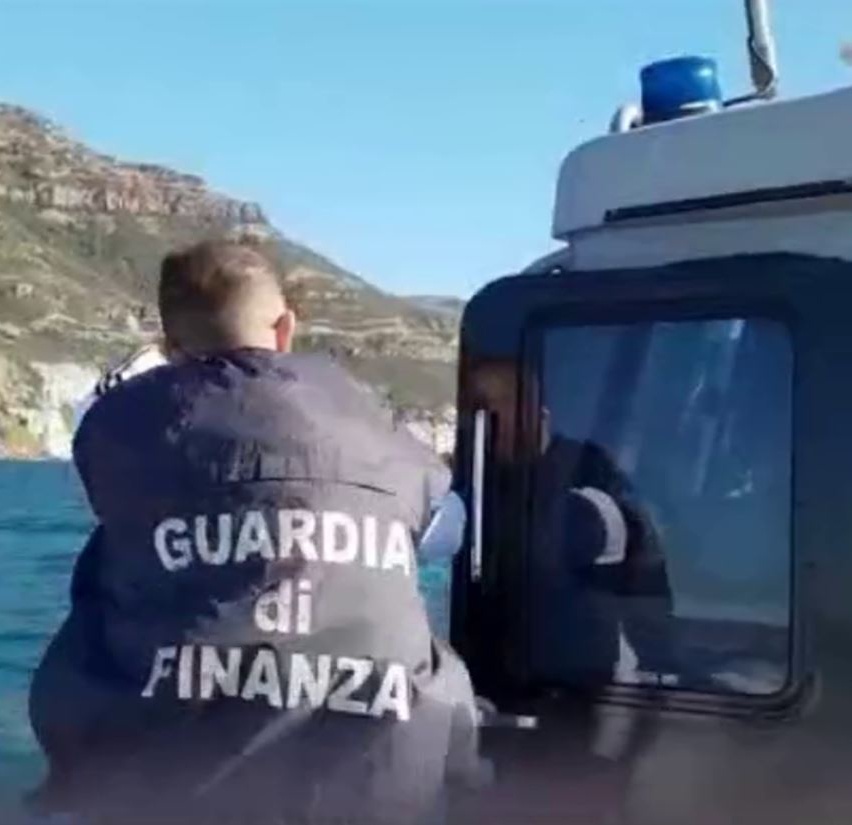 Laboratorio marijuana in una grotta