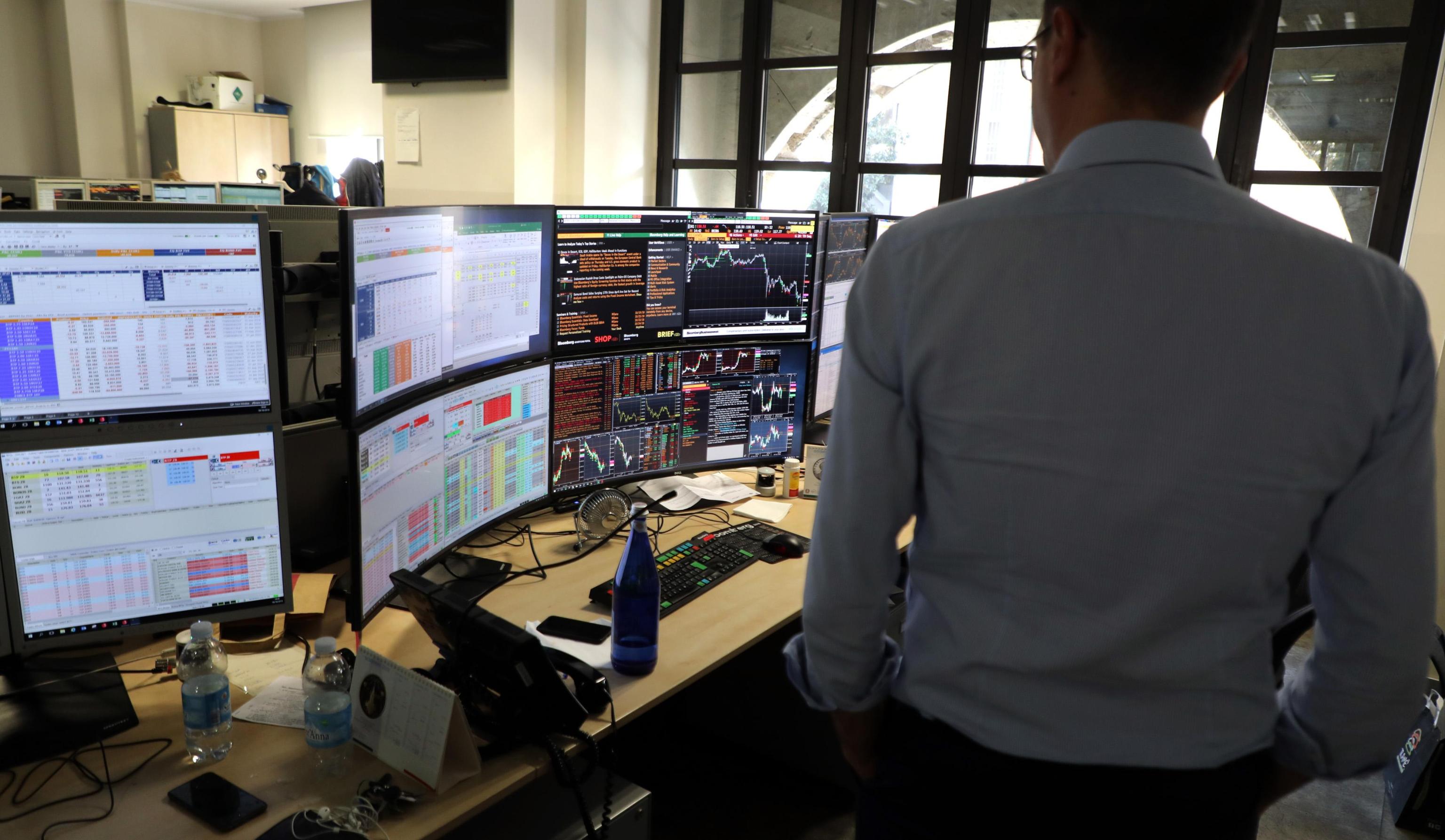 Borsa: Milano in calo con finanziari