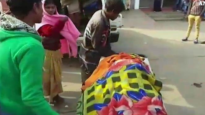 India, bevono un liquore adulterato: 133 morti