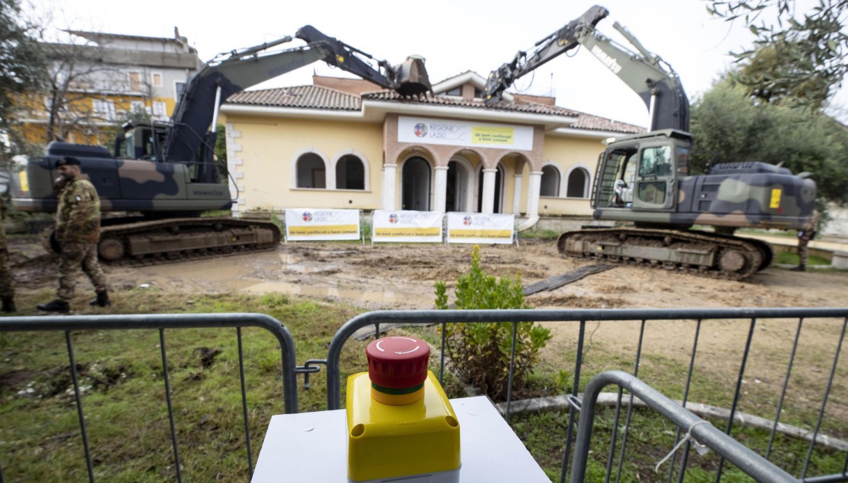 Caccia Al Tesoro Dei Casamonica Con I Metaldetector Virgilio Notizie