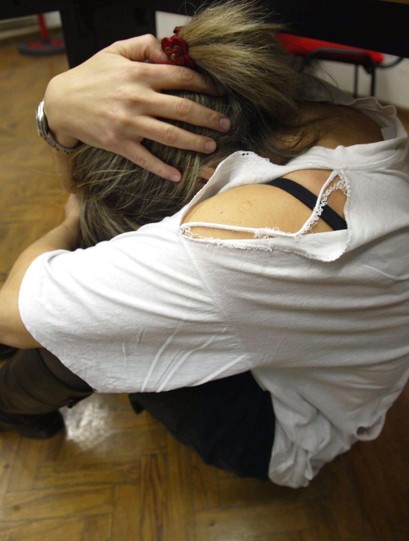 Violenza gruppo su 13enne,7 condanne