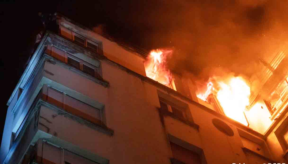 Risultati immagini per Francia: fiamme in un palazzo a Parigi