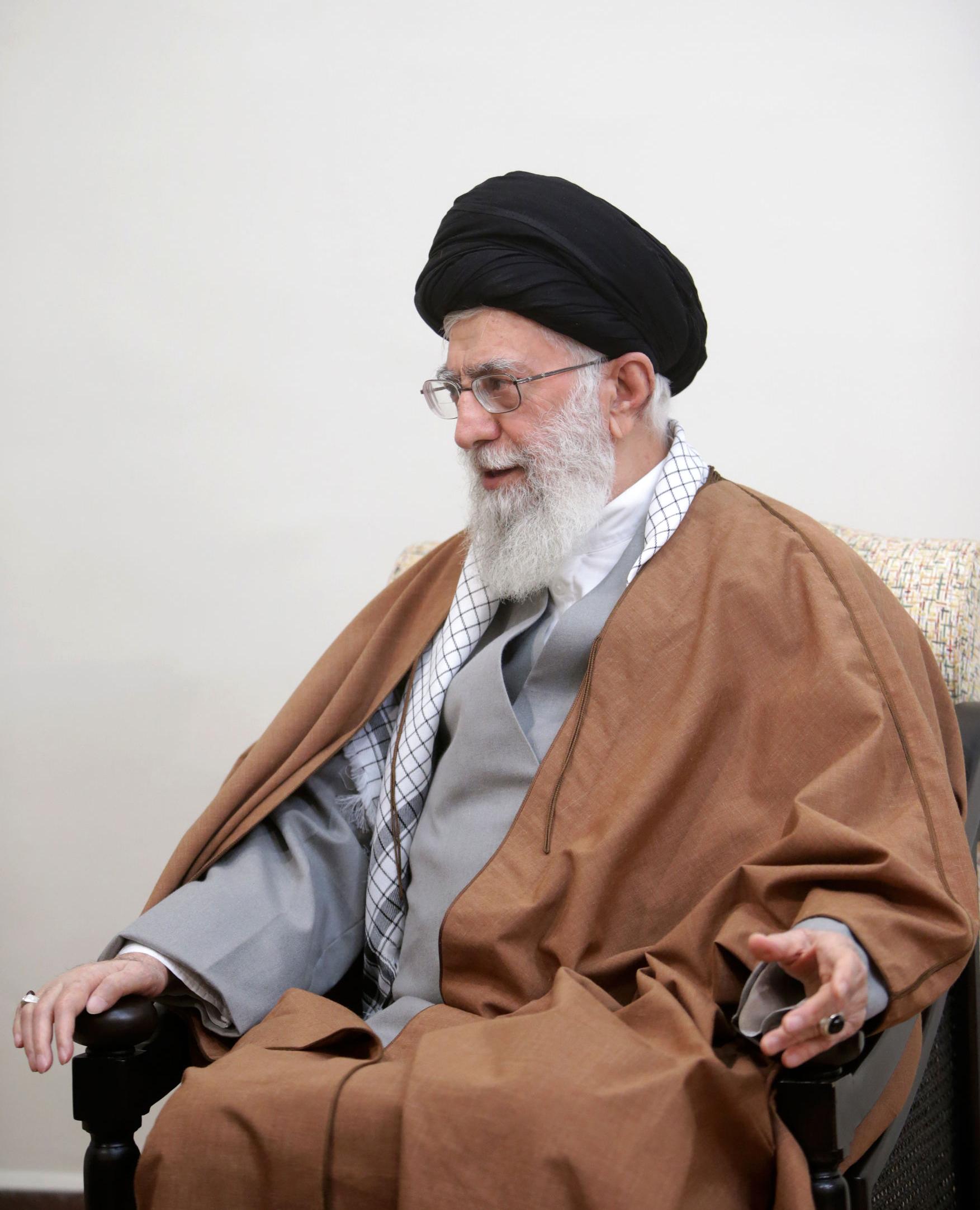 Khamenei, guardare europei con sospetto