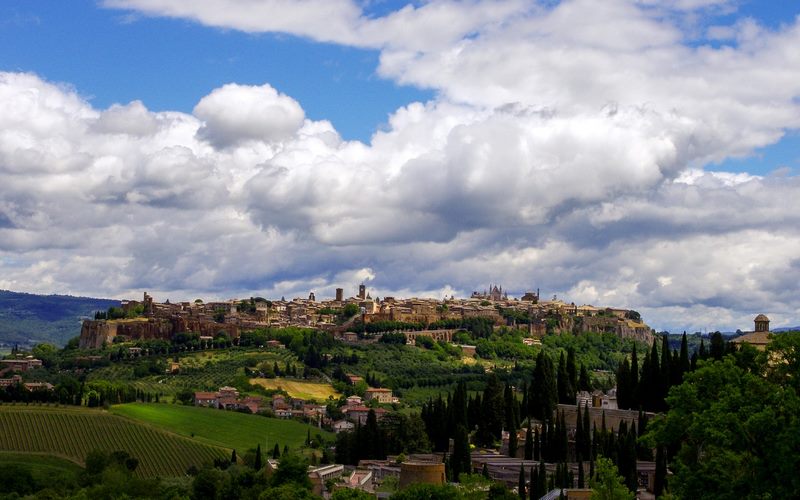 Umbria, terra di paesaggi, storia e tradizione enogastronomica Umbria, terra di paesaggi, storia e tradizione enogastronomica