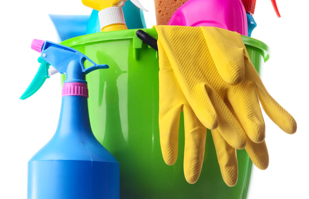 Come eliminare i cattivi odori da casa? Come togliere la puzza di fumo dai vestiti