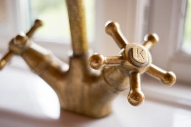 Come pulire e lucidare lottone ossidato? Come pulire gli infissi in alluminio verniciato