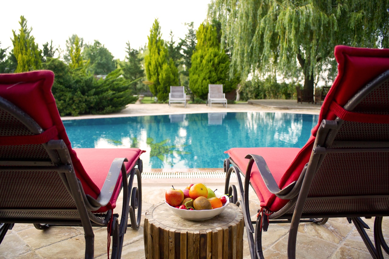 Piscine interrate: quanto costa realizzare una piscina in giardino? Piscine biologiche prezzi
