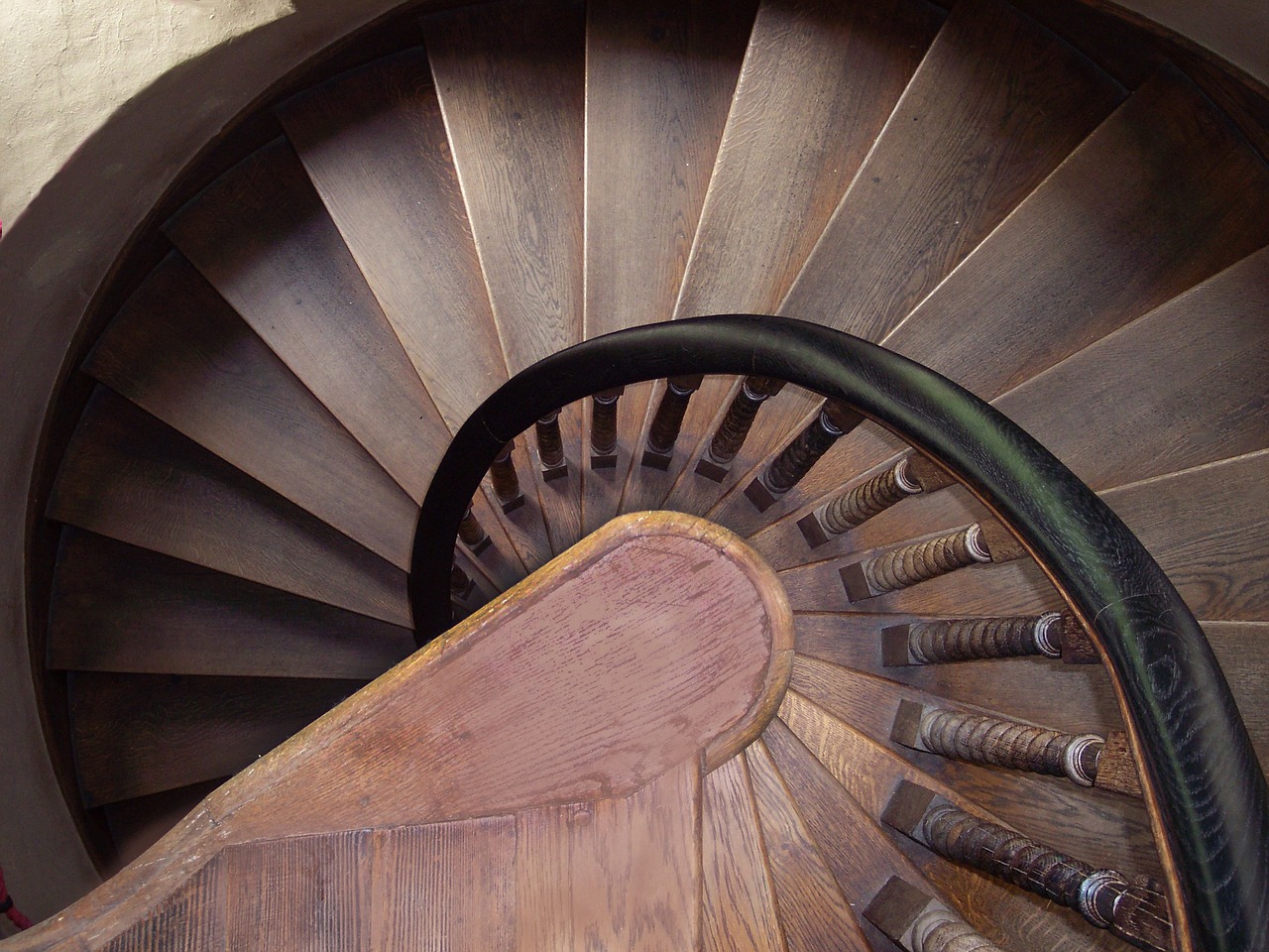 Scale a chiocciola in legno: scegli lo stile che più ti piace