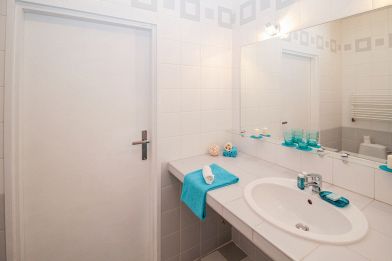 Come pulire uno specchio alla perfezione, senza lasciare aloni? Come pulire vetri e specchi senza aloni