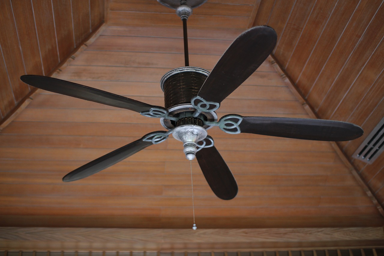 Ventilatore da soffitto: i pro e i contro di questo sistema di raffrescamento
