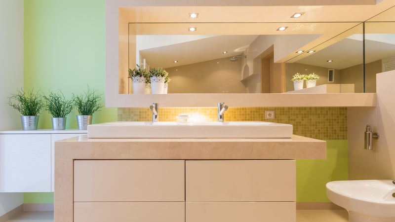 specchio da bagno incassato o a filo?