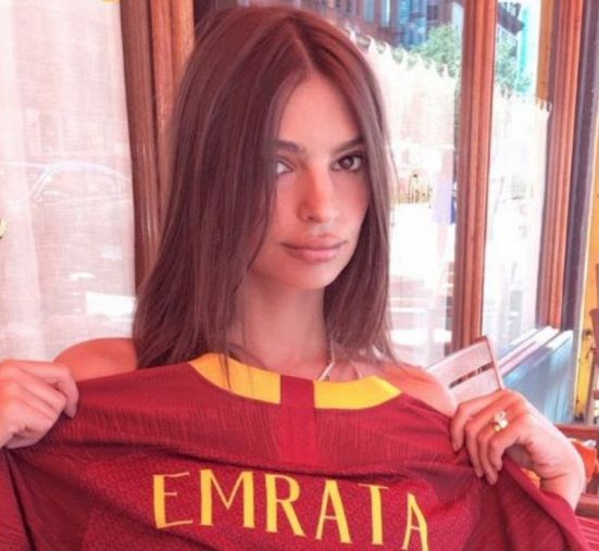 Emily Ratajkowski 'tradisce' la Juve: sui social è 'Daje Roma' Emily Ratajkowski 'tradisce' la Juve: sui social è 'Daje Roma'