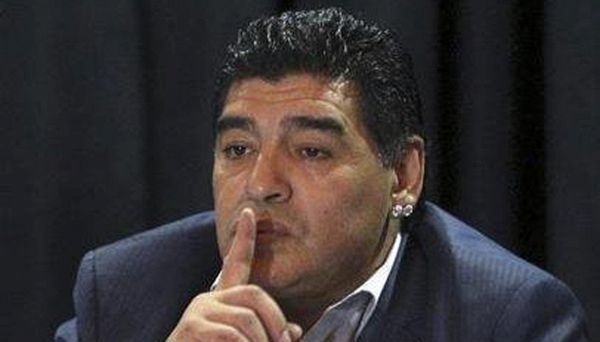 Maradona incorreggibile, telefonata in tv e insulti al nipote Maradona incorreggibile, telefonata in tv e insulti al nipote