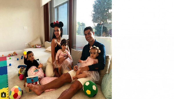 Ronaldo, lo scatto familiare per scacciare le polemiche Ronaldo, lo scatto familiare per scacciare le polemiche