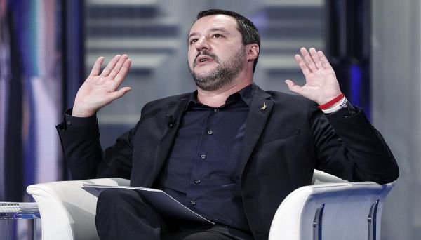 Pazzesco: la gamer raggiunge 13.000 spettatori 'grazie' a Salvini Pazzesco: la gamer raggiunge 13.000 spettatori 'grazie' a Salvini