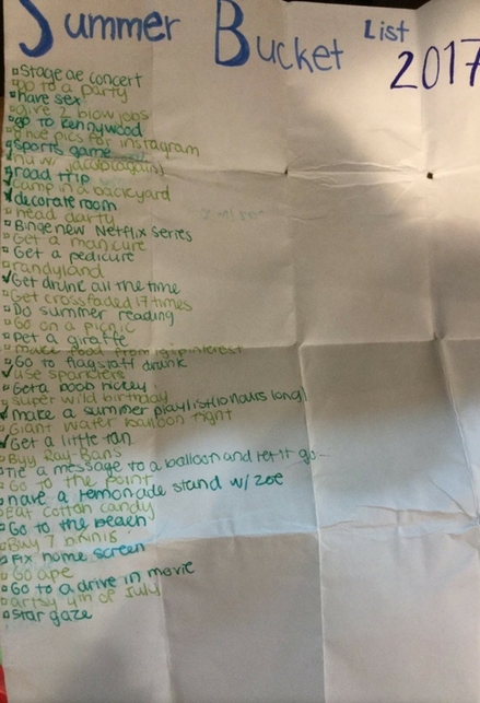 Estate 2017, una ragazza stila una lista di “cose da fare”