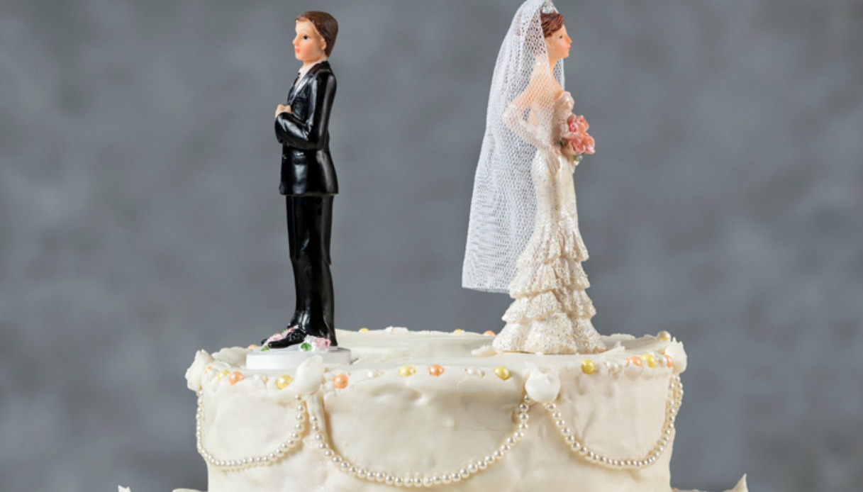 Chiede il divorzio dalla moglie dopo averla vista senza trucco