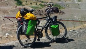 Gira il mondo in bici, ma si ferma in Italia: "Me l'hanno rubata"