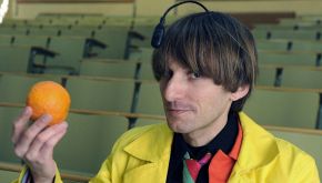 Neil Harbisson, l&rsquo;uomo-robot che ha un'antenna sulla testa
