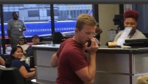 Il volo &egrave; in ritardo: il passeggero improvvisa un concerto