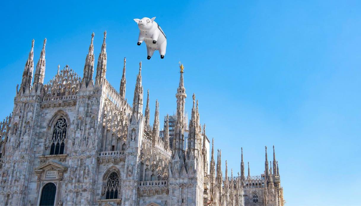 Milano, il maiale dei Pink Floyd vola sul Duomo per Roger Waters