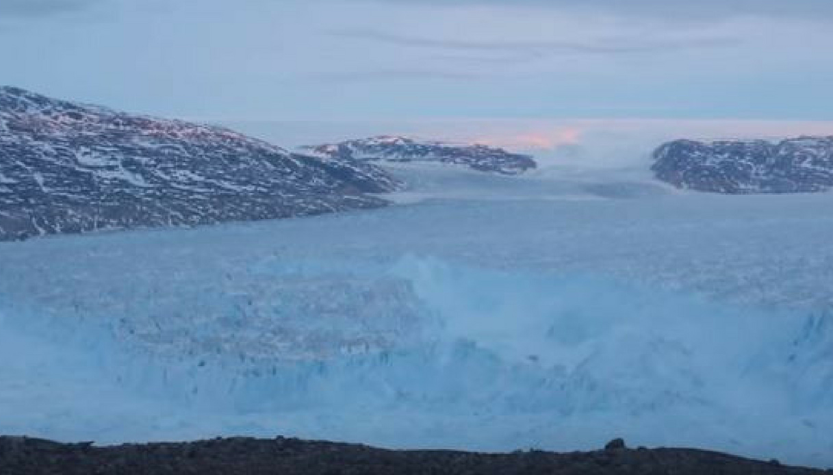 Ecco perché un iceberg gigante si è staccato in Groenlandia
