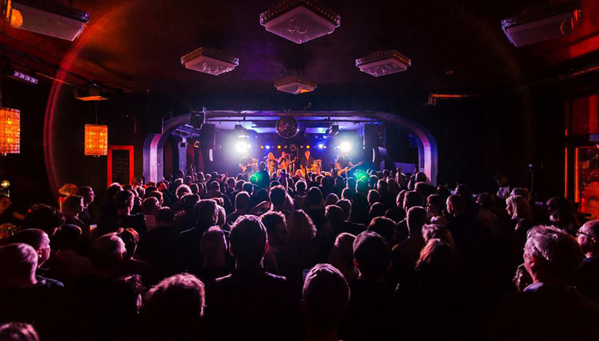 A Berlino i club si offrono di ospitare i senzatetto