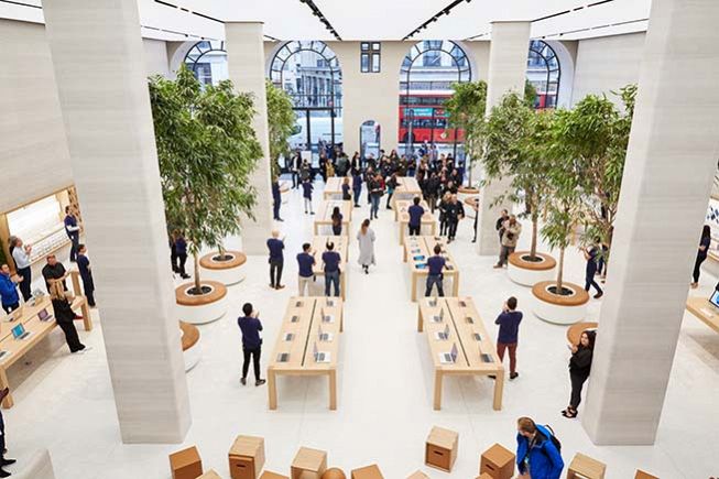 Gli interni dell'Apple Store di Regent Street, riaperto a metà 2016