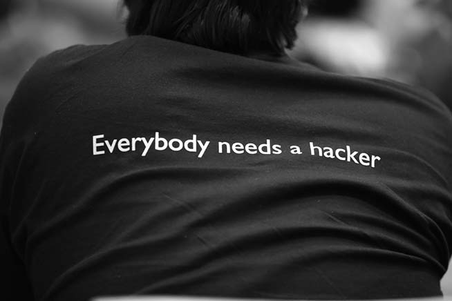 Hacker di spalle