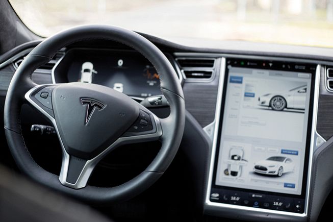 L'interno di un'auto Tesla