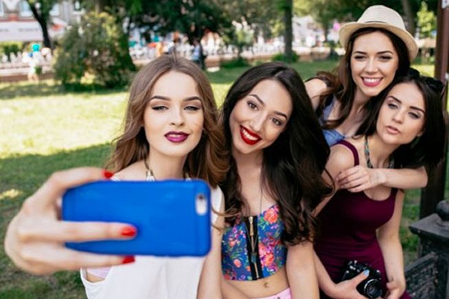 Gruppo di ragazze scatta un selfie