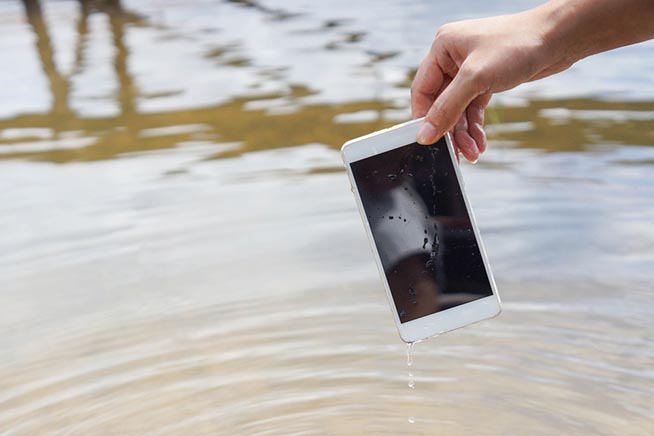 Quando lo smartphone cade in acqua