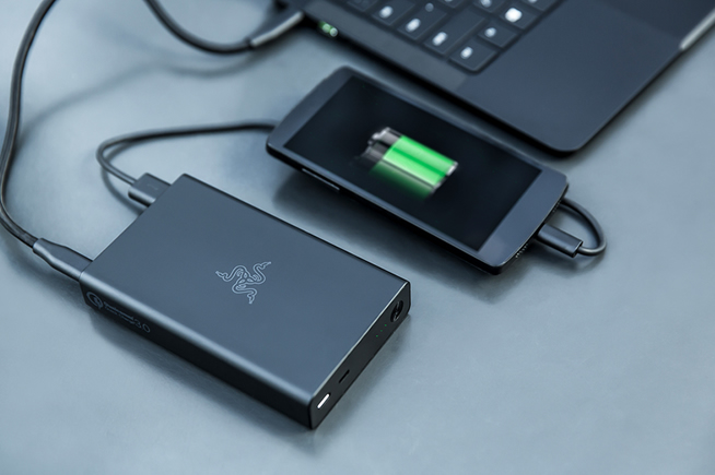 RAZER-POWER-BANK-smarphone.jpg