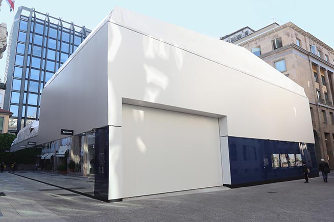 La recinzione che copre il cantiere dei lavori per la costruzione dell'Apple Store in piazza Liberty a Milano